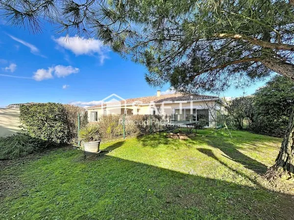 Grande maison contemporaine de 238m² avec dépendances et piscine