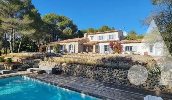 Maison de 221m² habitables - piscine - tennis - vue panoramique Tourtour -