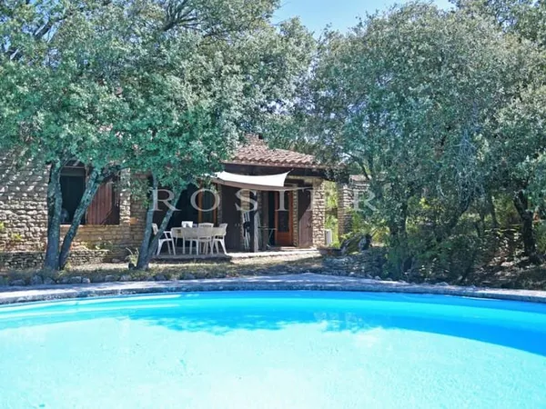 Gordes : maison en pierres avec piscine en bordure de village