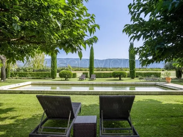 Mas traditionnel avec jardins et terrains, vue sur le Luberon.