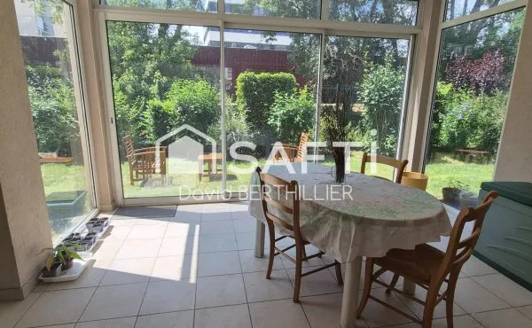 appartement en rez de jardin , avec véranda dans une copropriété securisée à 2 min du centre ville