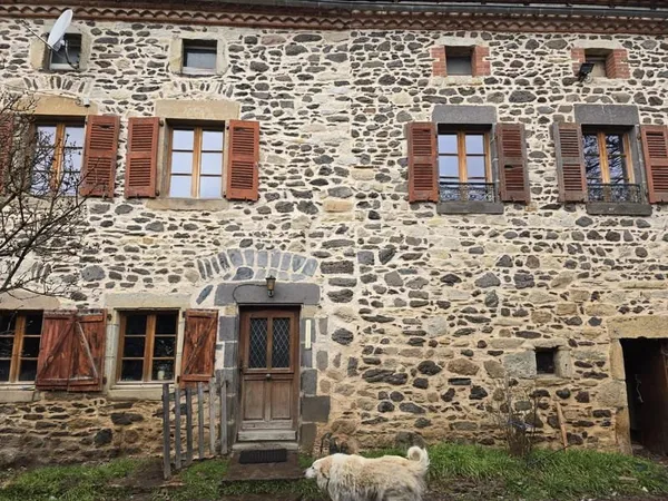 MAISON EN PIERRES AVEC DEPENDANCES ET TERRAIN