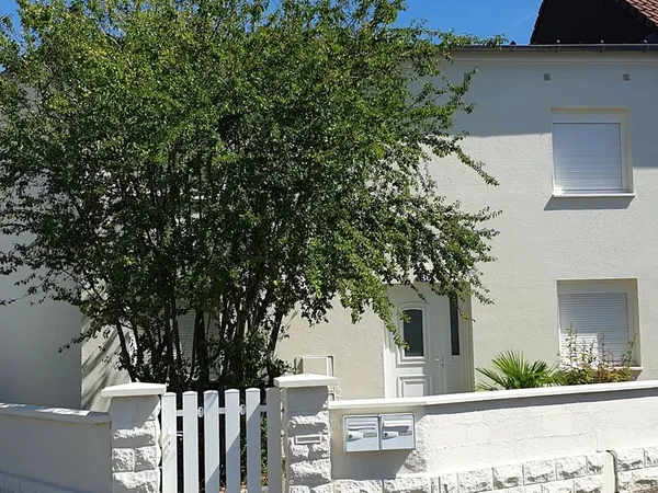 90m2 4 Pièces F3Bis + terrasse + jardins