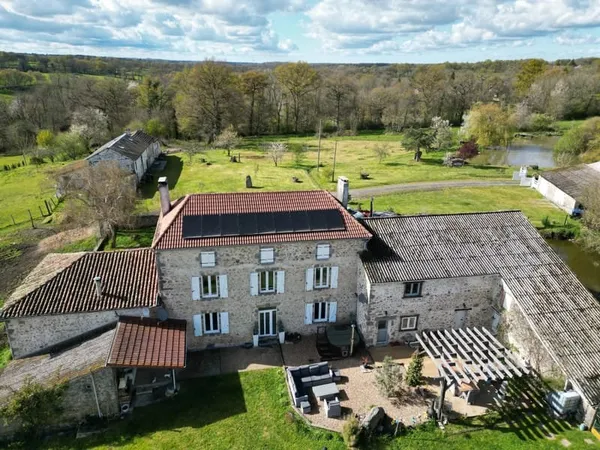Située dans un cadre enchanteur, grande maison familiale, autres bâtiments et un peu moins de 17 hec