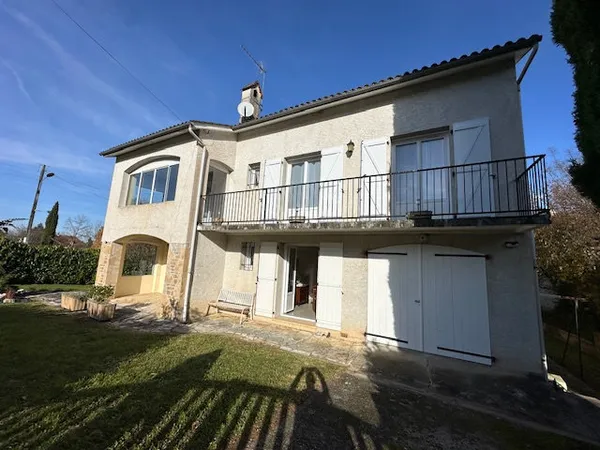 Maison d'habitation de type 7 avec garage et terrain - St Cé