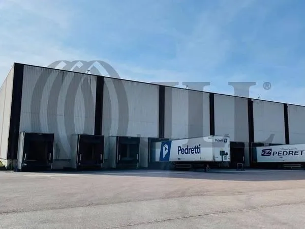 Entrepôt 8250 m²