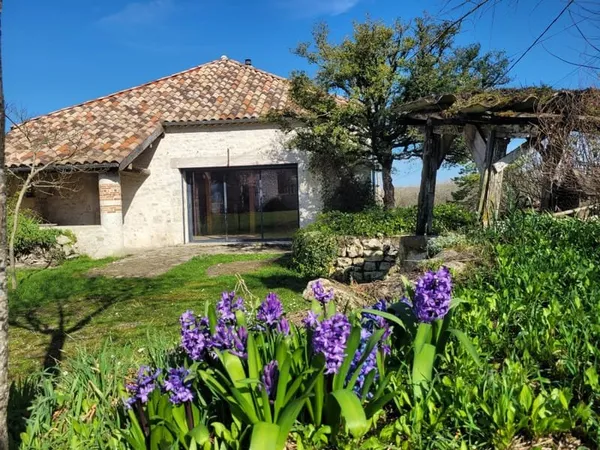 Maison de campagne avec dépendances.