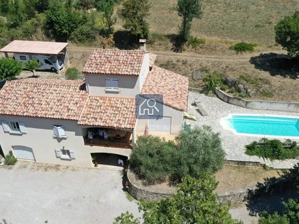 Maison familiale avec vue, piscine et terrain constructible