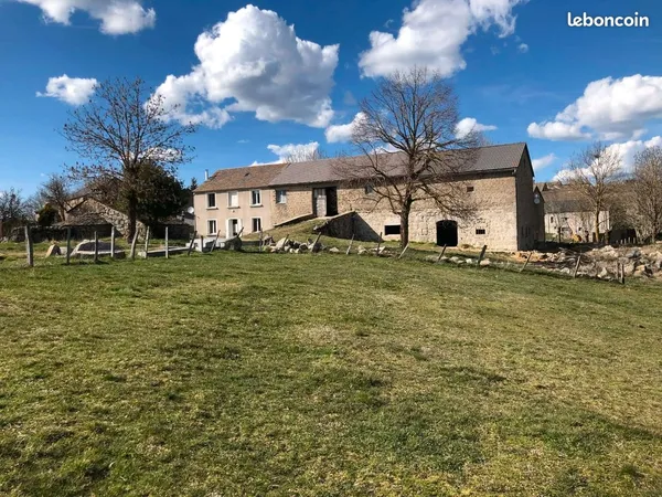 Corps de ferme en pierre avec dépendances