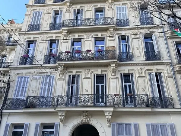 3/4 PIECES 104 m2 - MARSEILLE 13001 - LONGCHAMP