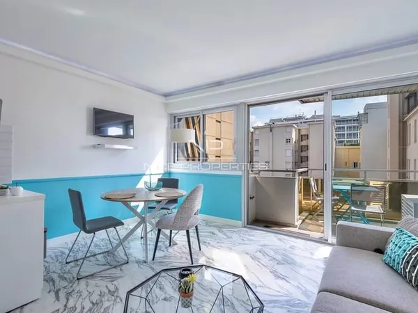 Promenade des Anglais, grand studio avec alcove couchage sur beau balcon et vue mer