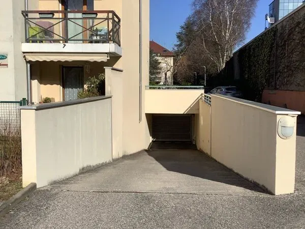 Annecy le Vieux GARAGE à LOUER en co location pour motos