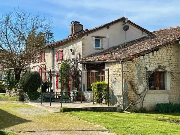 Impressionnante maison de campagne avec piscine et possibilités de revenus