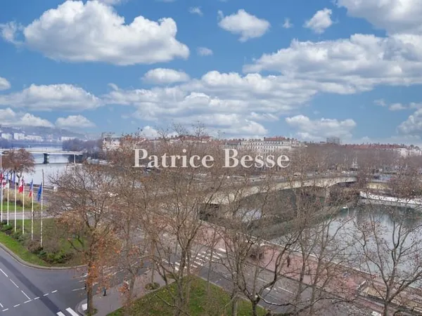 Dans le premier arrondissement de Lyon, classé au patrimoine de l'Unesco, un appartement dans un imm