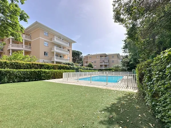 VENTE - FREJUS - T4 DE 76.21M2 EN ETAGE AVEC TERRASSE, PISCINE ET PARKING