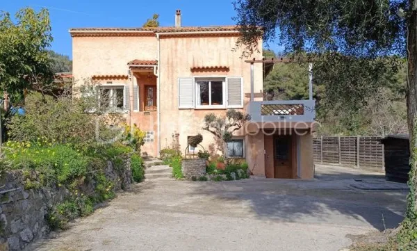 Maison individuelle spacieuse avec potentiel foncier (2 498 m²)
