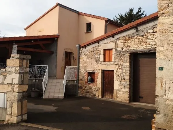 Maison de caractère avec terrain et dépendances