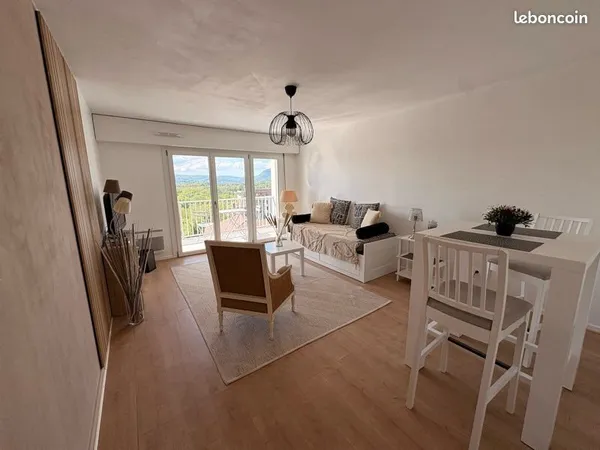 Grand t2 Annecy le vieux avec balcon , loggia et place stationnement