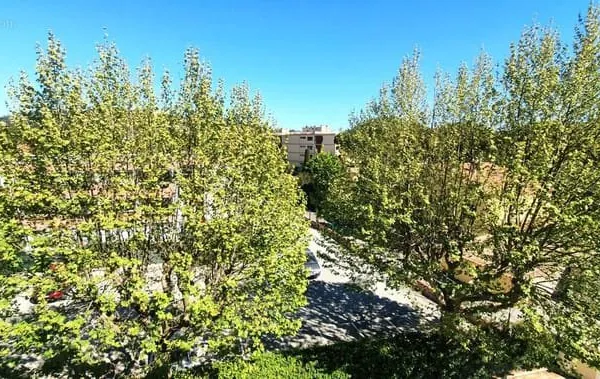 Appartement type f1, balcon, proche centre ville, place de parking privee et cave