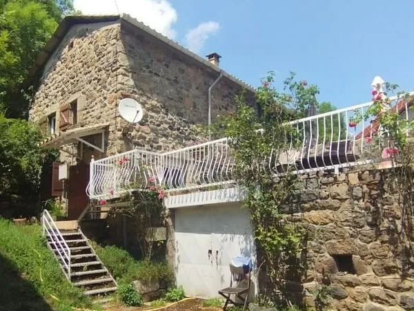Maison en pierres avec jardin dominant et grande terrasse