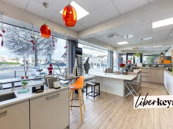 Local commercial 220 m² avec garage, dépôt et visibilité maximale - D136