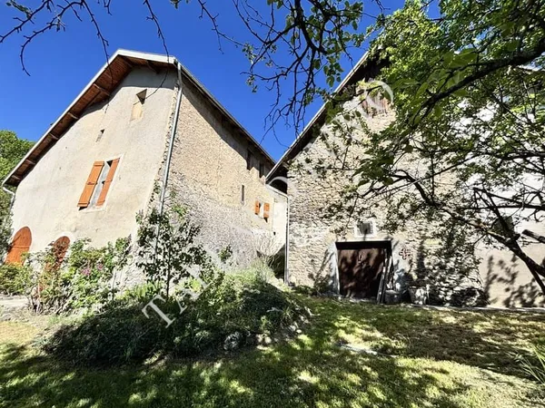 À Rousset-Serre-Ponçon, vaste bâtisse en pierres avec grange indépendante sur terrain 3337 m2