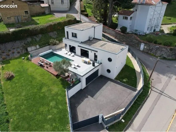 Rare à Sorbiers - Villa contemporaine avec vue dégagée, piscine et prestations haut de gamm