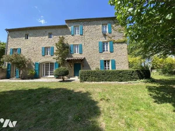 Maison 10 pièces 255 m²