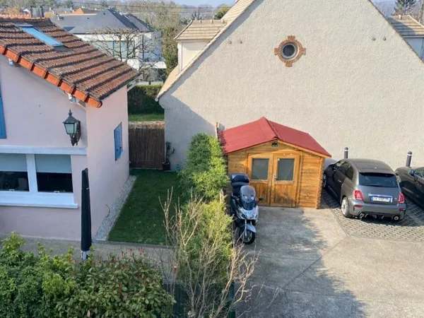 Place de stationnement PMR avec cabanon de rangement (9,9 m²) - résidence sécurisée