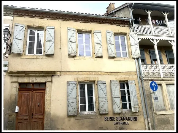 Dpt Gers (32), à vendre MASSEUBE maison de 4 chambres - salon - séjour et cour intérieure