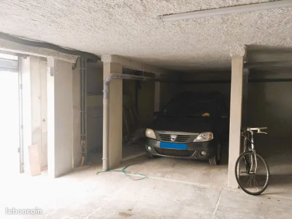 Place de Parking pour voiture plus moto