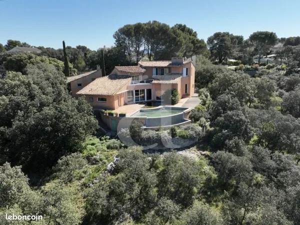 Villa 4 pièces 215 m²