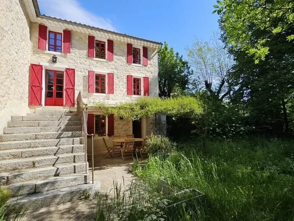 CAUSSOLS : bâtisse en pierre de caractère sur plus de 3400m² de terrain clos.