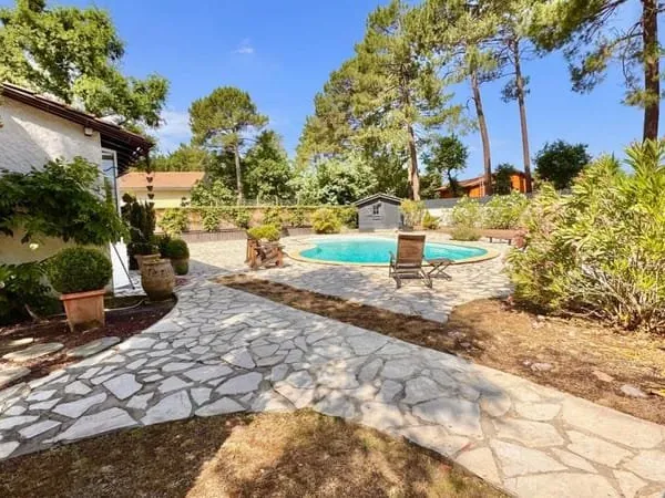 Maison avec piscine et grand garage