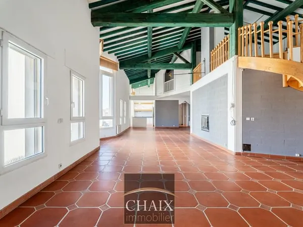 Aubagne Centre Loft T5 Atypique aux Volumes Spectaculaires