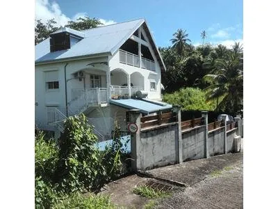 Haut de villa F3 semi meublé climatisé vue mer et Les Saintes