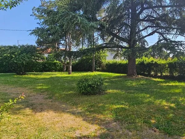 Terrain 817 m²