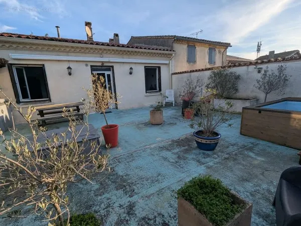 Maison avec grande terrasse et 3 chambres