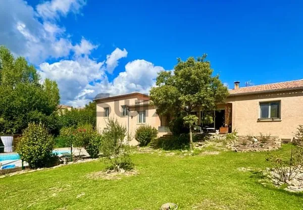 Villa familiale avec piscine sur grand terrain À 2 min de