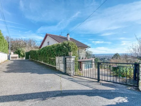 Crépieux: Une maison familiale de 220m2, 5 chambres, un stud