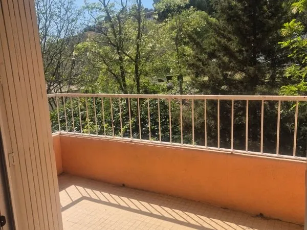 TOULON Bas Faron appartement T3 rénové au dernier étage
