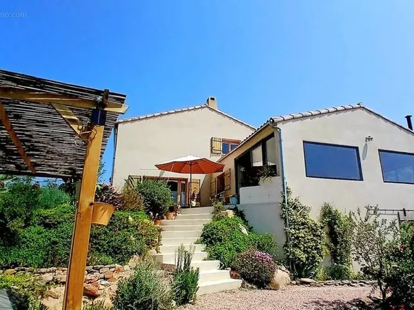 Séduisante villa de charme sur 1675 m² de terrain.