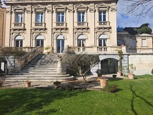 Avignon intra-muros, appartement dexception avec jardin