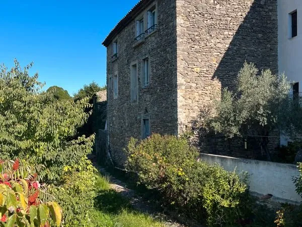 Au coeur du joli village de St Brès : bel immeuble de rapport