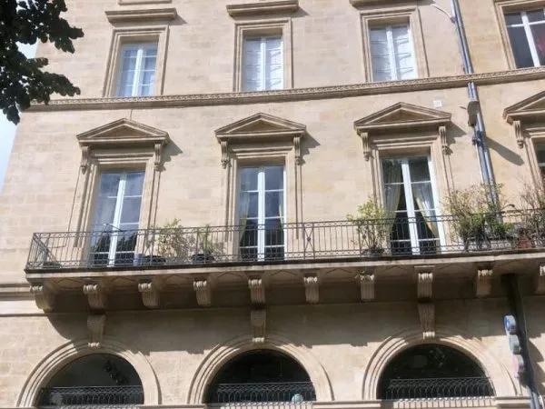 Appartement de charme dans immeuble XIX siècle, vue exceptionnelle sur Place des Quinconces