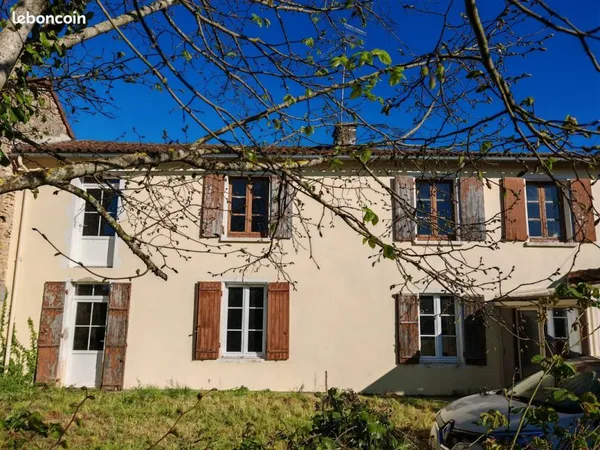 Maison de ville avec terrain plat - Beau potentiel - Ruffec