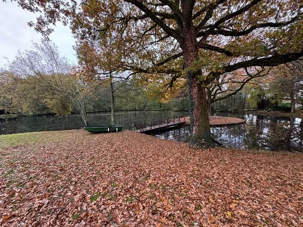 PROPRIETE DE 2 MAISONS AVEC ETANG