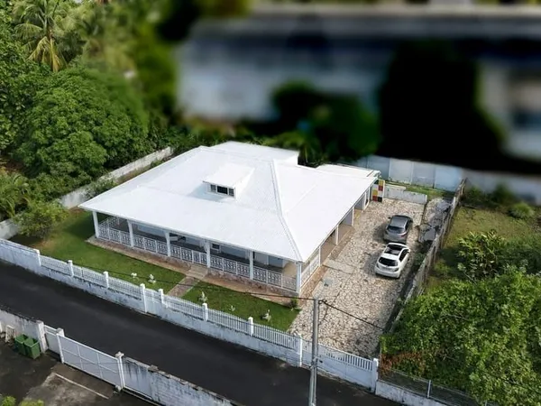 MAISON T4 A VENDRE A BASSE TERRE - LIMITE SAINT CLAUDE