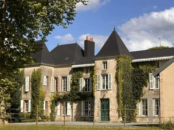 Vendée - Joli manoir XIXème siècle avec piscine, maison d'amis , boxes à chevaux et parc de 4 hectar