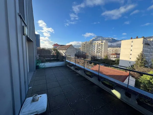 Maison sur le toit de 70m² dernier étage avec ascenseur terrasse et jardinet